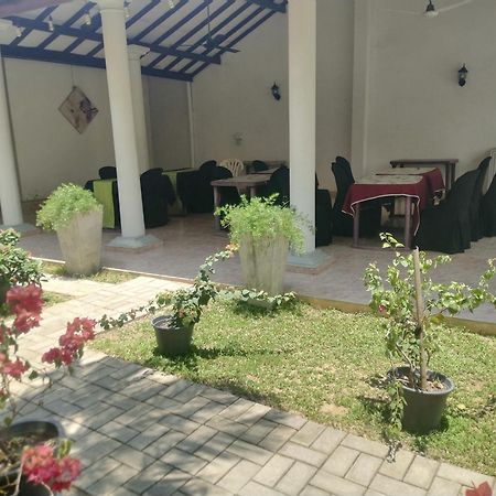 Blue Bell Hotel Negombo Buitenkant foto