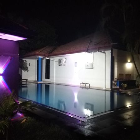 Blue Bell Hotel Negombo Buitenkant foto