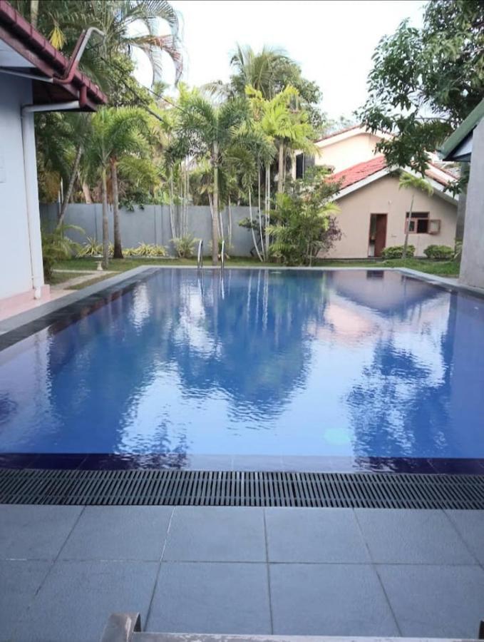 Blue Bell Hotel Negombo Buitenkant foto