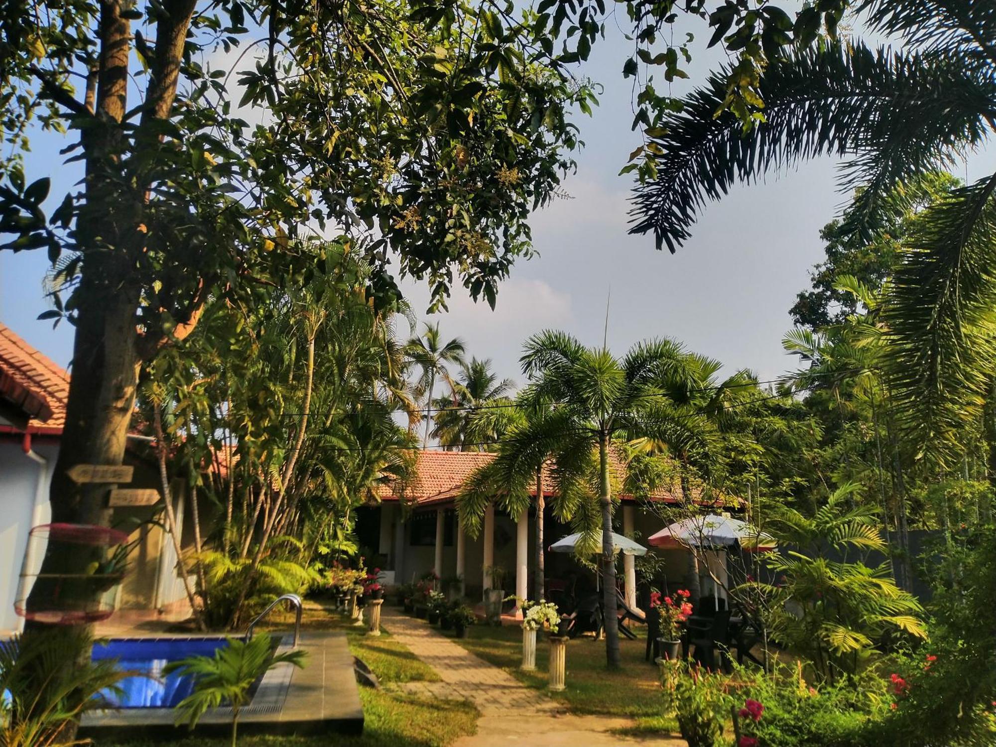 Blue Bell Hotel Negombo Buitenkant foto