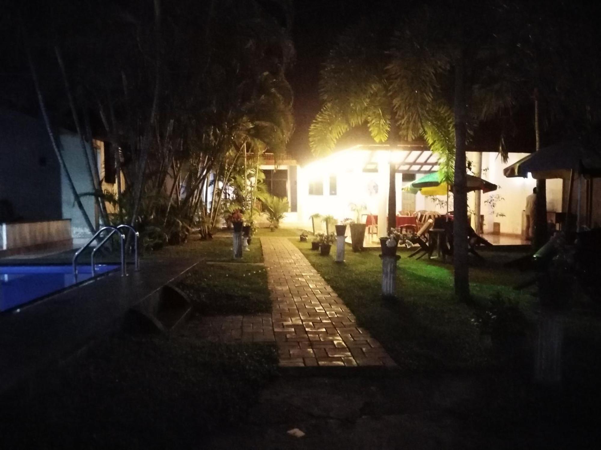 Blue Bell Hotel Negombo Buitenkant foto