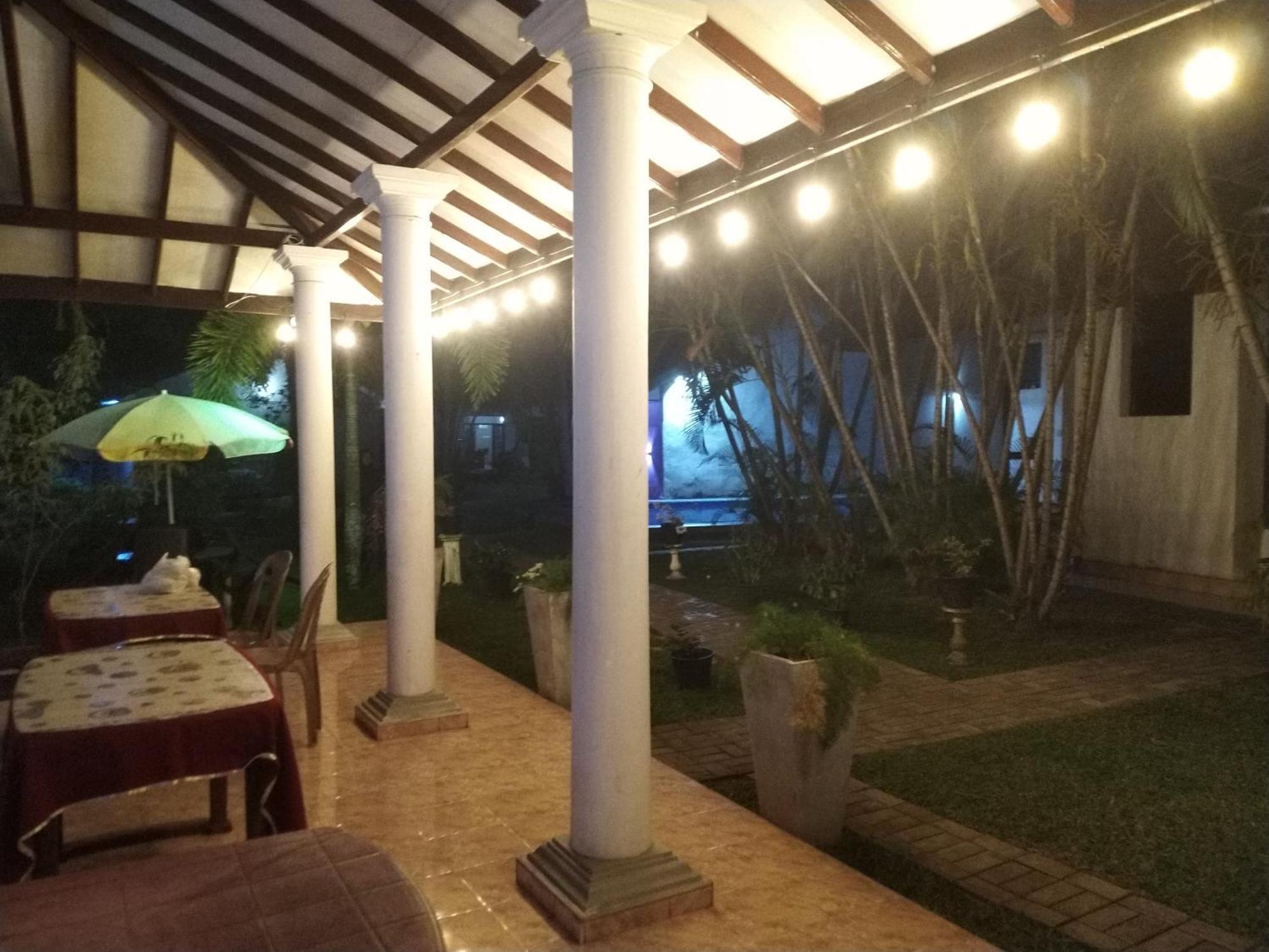 Blue Bell Hotel Negombo Buitenkant foto