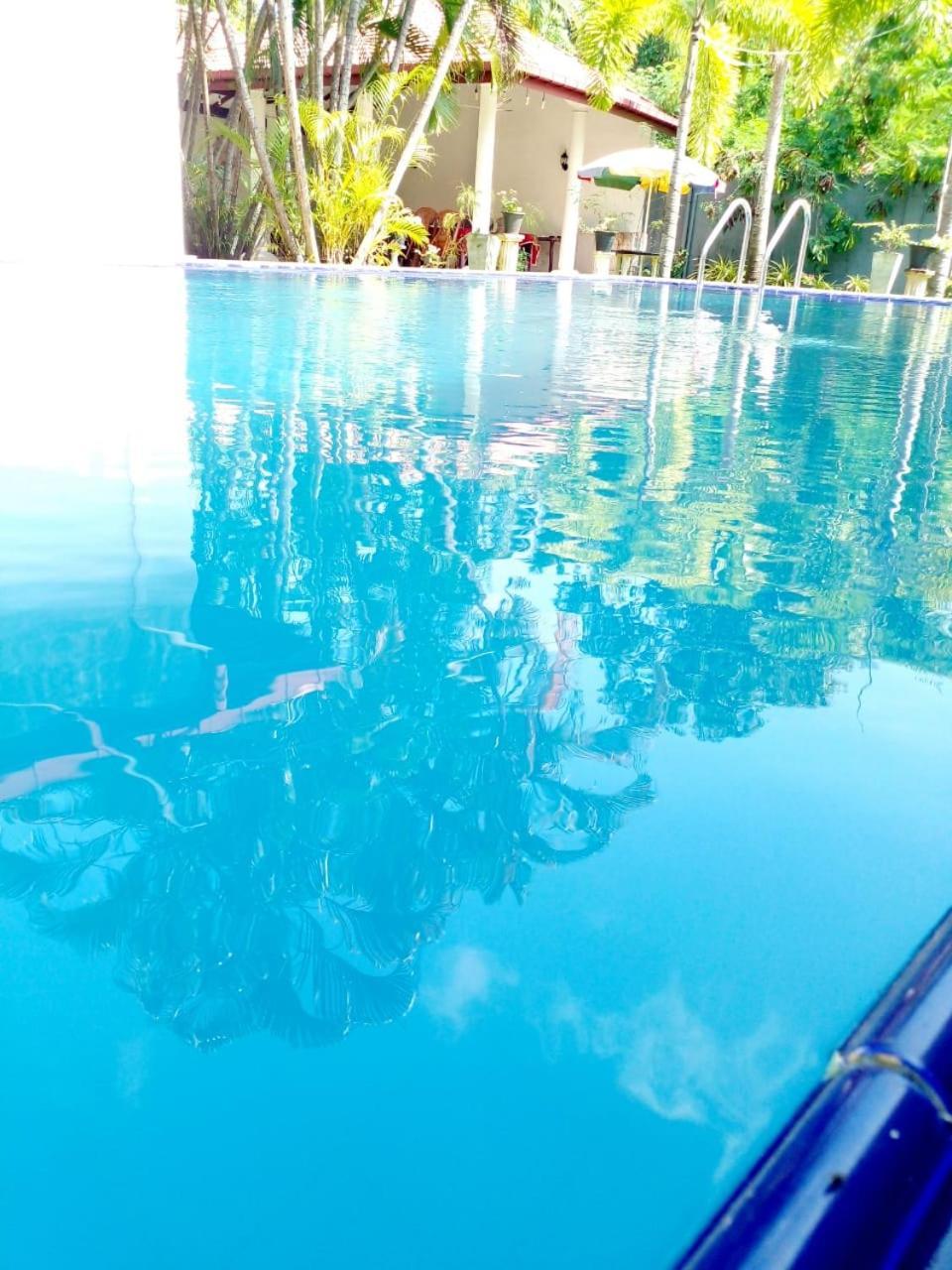 Blue Bell Hotel Negombo Buitenkant foto