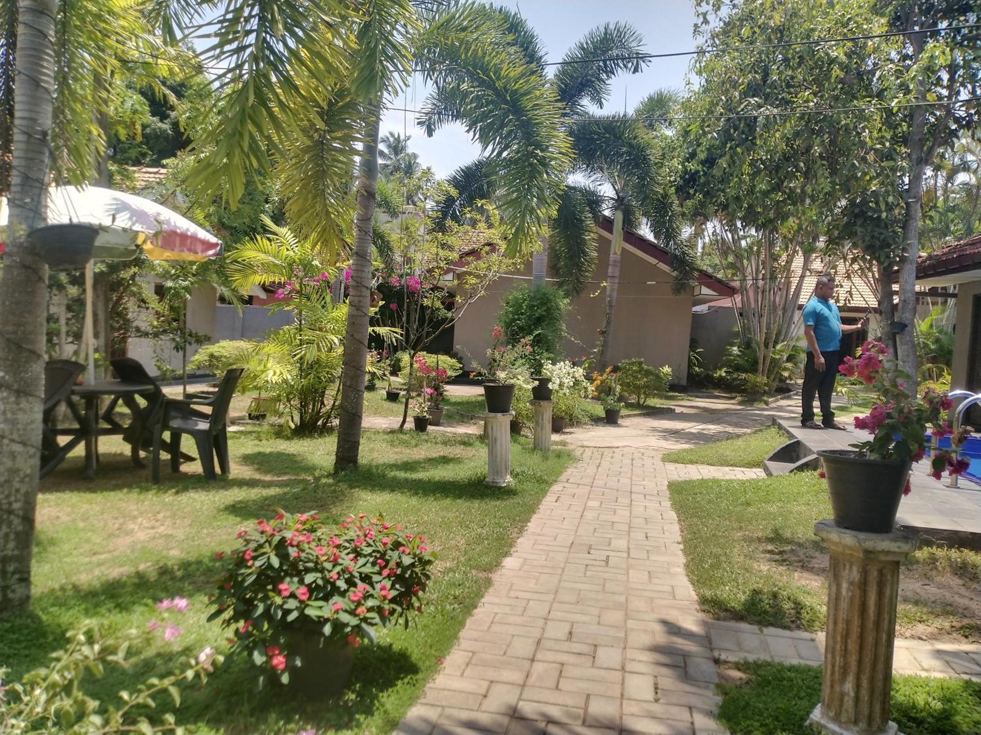 Blue Bell Hotel Negombo Buitenkant foto