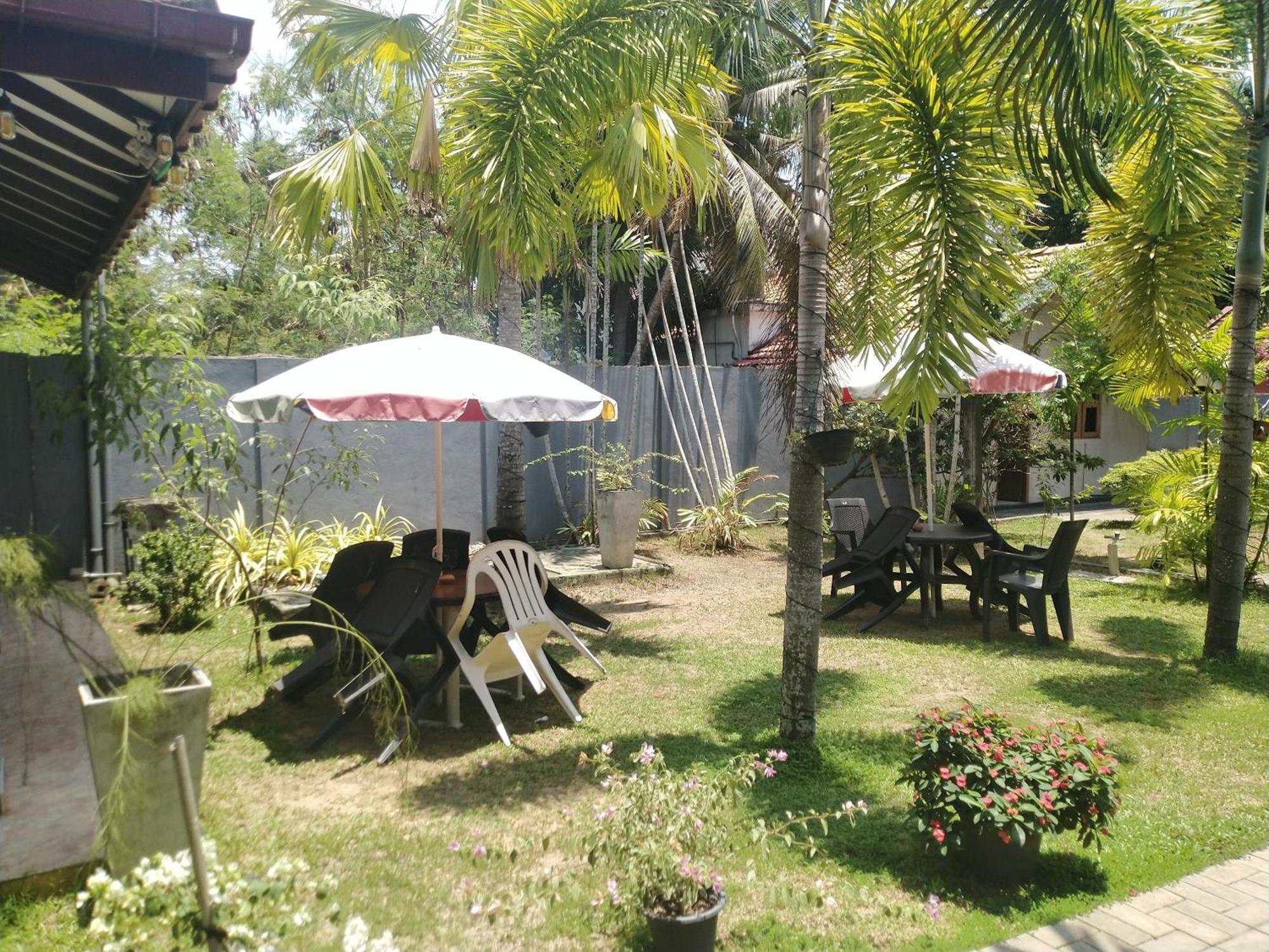 Blue Bell Hotel Negombo Buitenkant foto