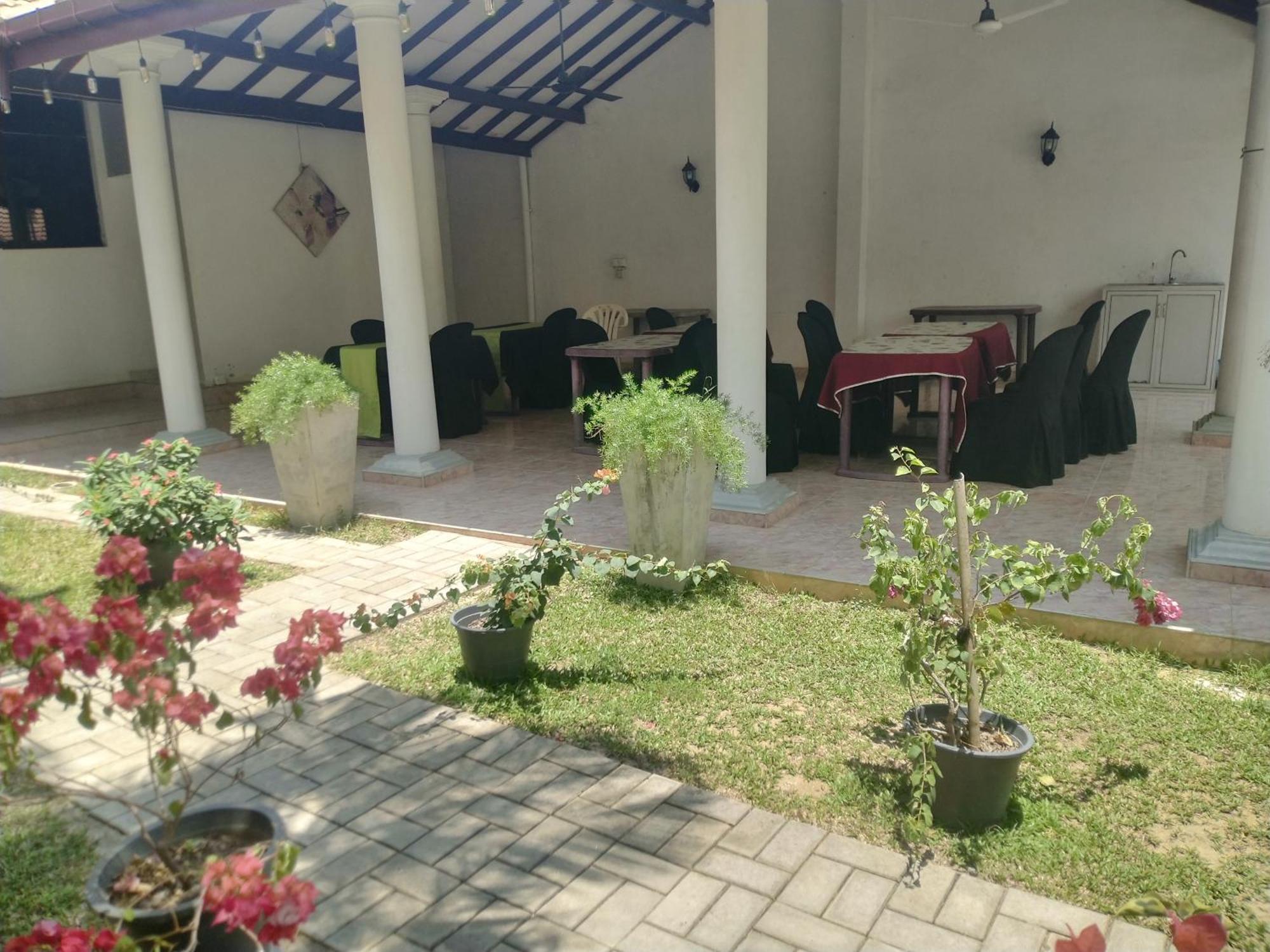 Blue Bell Hotel Negombo Buitenkant foto