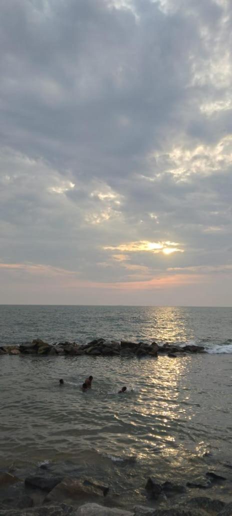 Blue Bell Hotel Negombo Buitenkant foto