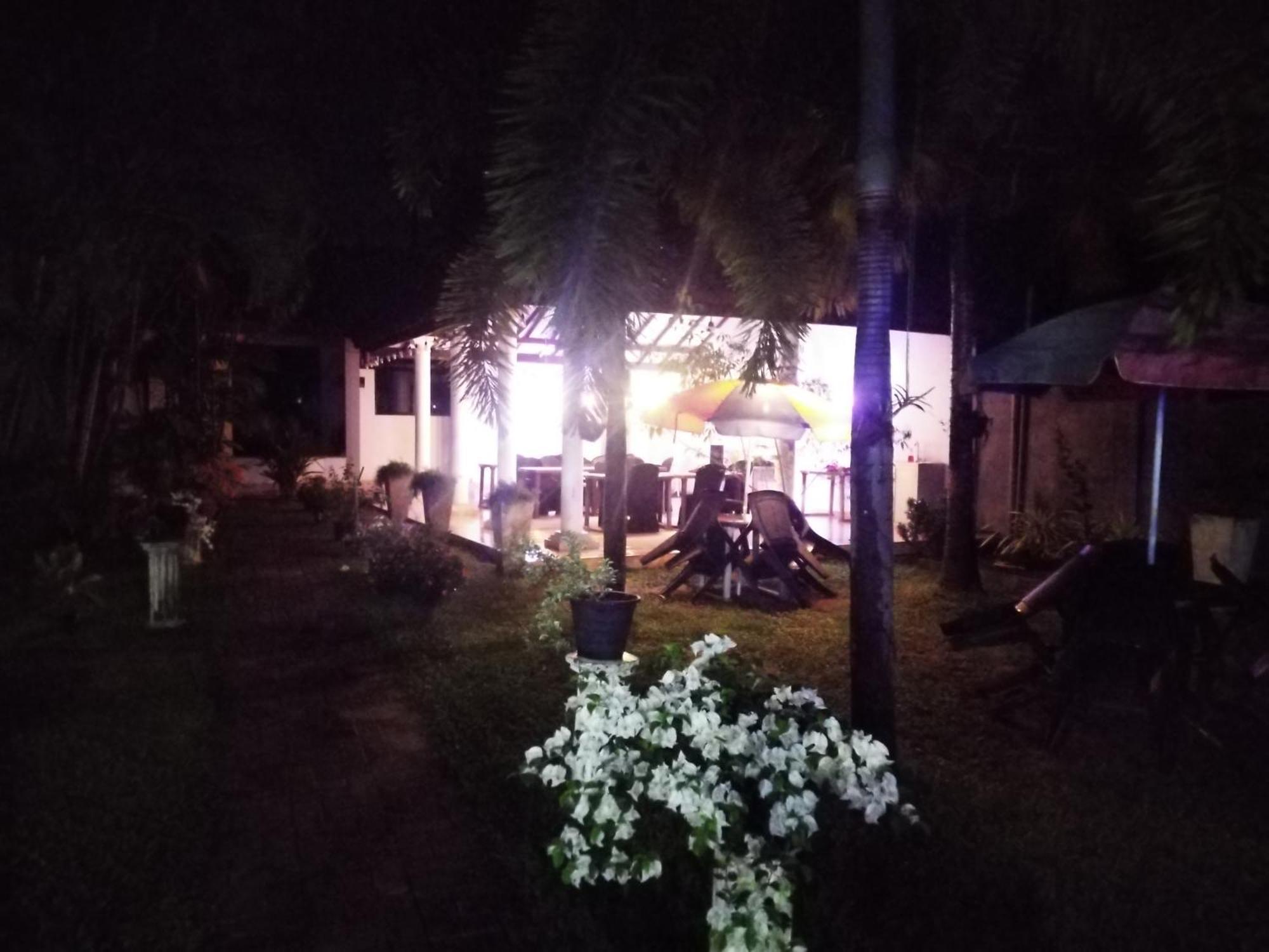 Blue Bell Hotel Negombo Buitenkant foto